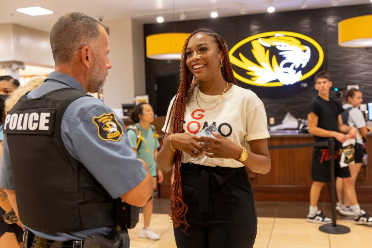Raven Smith talks with a MUPD officer