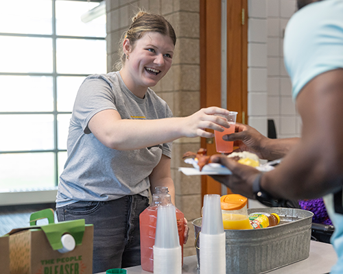 Students getting brunch at event.